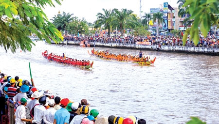 Lễ hội đua ghe ngo thu hút nhiều người xem trên kênh xáng Xà No, thành phố Vị Thanh.