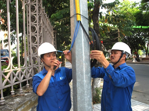 Công nhân VNPT Hà Giang lắp đặt thiết bị phát wifi miễn phí