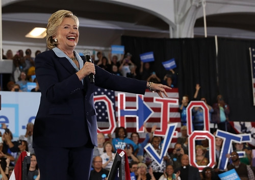 Bà Hillary Clinton phát biểu trong chiến dịch vận động tranh cử ở Akron, Ohio ngày 3/10. AFP/TTXVN