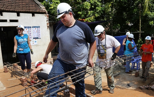 Các tình nguyện viên tham gia xây nhà cho các hộ gia đình có hoàn cảnh khó khăn của huyện Tam Nông. Các tình nguyện viên tham gia xây nhà cho các hộ gia đình có hoàn cảnh khó khăn của huyện Tam Nông.