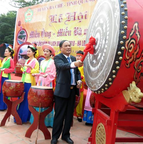 Đánh trống khai hội. Ảnh: Văn Đức - TTXVN Đánh trống khai hội. Ảnh: Văn Đức - TTXVN