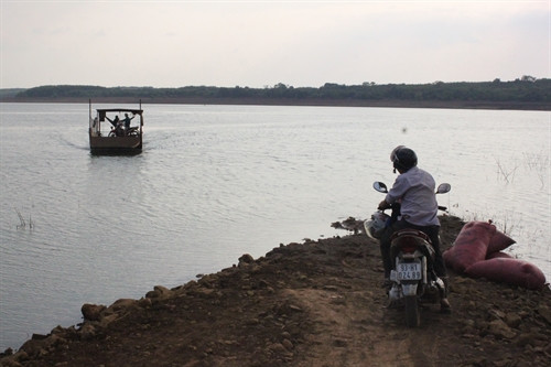 Trong những năm qua, tại hồ thủy điện Thác Mơ đã xảy ra nhiều vụ lật ghe, xuồng, gây hậu quả thương tâm.