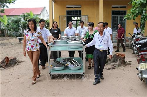 Thầy Trần Đăng Khoa (phải) cùng lãnh đạo huyện Ia Pa và các nhà hảo tâm mang cơm trưa đến cho học sinh. Ảnh: Hồng Điệp - TTXVN. Thầy Trần Đăng Khoa (phải) cùng lãnh đạo huyện Ia Pa và các nhà hảo tâm mang cơm trưa đến cho học sinh. Ảnh: Hồng Điệp - TTXVN.