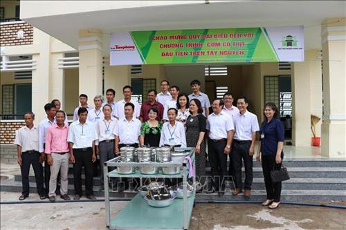 Thầy Khoa (thứ 5, từ phải sang) cùng lãnh đạo huyện Ia Pa và các thầy cô giáo trong trường Tiểu học Kim Đồng chăm lo bữa trưa cho các em học sinh dân tộc thiểu số nghèo trường Tiểu học Kim Đồng. Ảnh: Hồng Điệp - TTXVN. Thầy Khoa (thứ 5, từ phải sang) cùng lãnh đạo huyện Ia Pa và các thầy cô giáo trong trường Tiểu học Kim Đồng chăm lo bữa trưa cho các em học sinh dân tộc thiểu số nghèo trường Tiểu học Kim Đồng. Ảnh: Hồng Điệp - TTXVN.