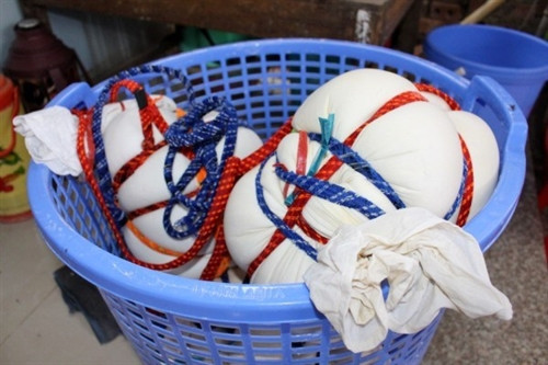 Sau đó cho vào túi vải, buộc dây thật chặt để làm khô bột. Sau đó cho vào túi vải, buộc dây thật chặt để làm khô bột.