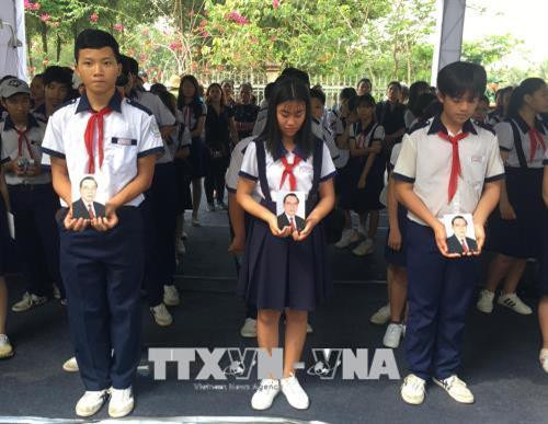 Học sinh xã Tân Thông Hội, huyện Củ Chi chuẩn bị đón linh cữu nguyên Thủ tướng Phan Văn Khải tại nhà riêng để tổ chức Lễ an táng. Ảnh: Văn Phúc - TTXVN