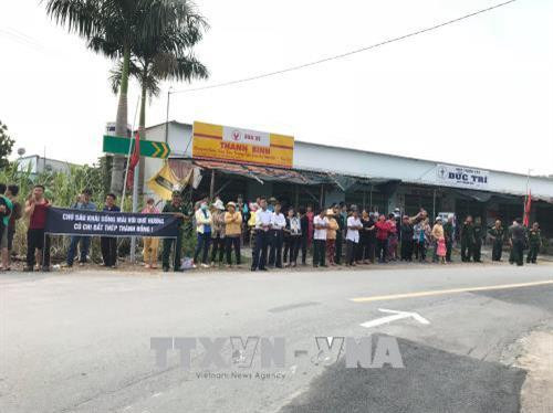 Người dân xã Tân Thông Hội, huyện Củ Chi (Thành phố Hồ Chí Minh) đón linh cữu nguyên Thủ tướng Phan Văn Khải về nơi an nghi cuối cùng ở quê nhà. Ảnh: Phương Vy - TTXVN