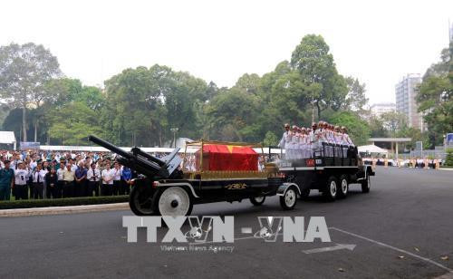 Xe chở linh cữu nguyên Thủ tướng Phan Văn Khải về nơi an nghỉ cuối cùng. Ảnh: Thanh Vũ - TTXVN