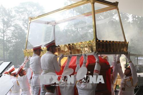 Linh cữu của nguyên Thủ tướng Phan Văn Khải được đưa lên xe pháo. Ảnh: Thành Chung - TTXVN