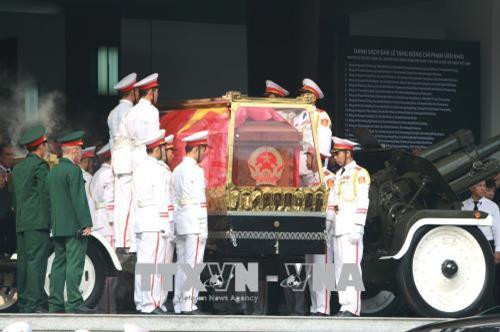 Nghi thức lễ truy điệu tiễn đưa nguyên Thủ tướng Phan Văn Khải về nơi an nghỉ cuối cùng. Ảnh: Thanh Vũ-TTXVN