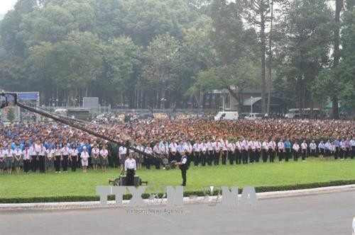 Hàng ngàn người dân tới tiễn đưa nguyên Thủ tướng Phan Văn Khải. Ảnh: Thành Chung - TTXVN