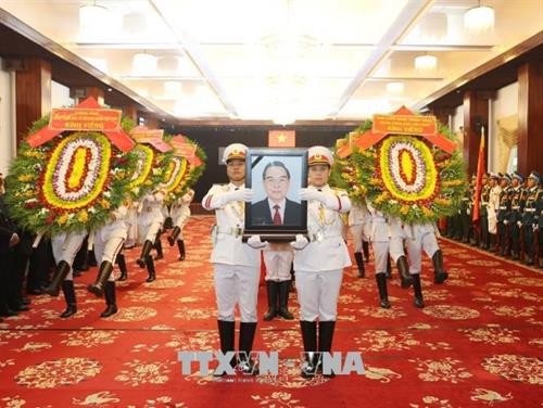 Đội tiêu binh chuyển di ảnh và linh cữu đồng chí Phan Văn Khải ra linh xa. Ảnh: Trí Dũng – TTXVN.