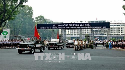 Đoàn xe tang chở di ảnh nguyên Thủ tướng Phan Văn Khải tại lễ truy điệu. Ảnh: Thế Anh - TTXVN