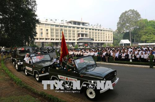Đông đảo người dân Thành phố đến tiễn đưa nguyên Thủ tướng Phan Văn Khải về nơi an nghỉ. Ảnh: Thanh Vũ - TTXVN