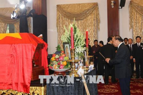 Đồng chí Nguyễn Xuân Phúc Ủy viên Bộ Chính trị, Thủ tướng Chính phủ viếng, dâng hương nguyên Thủ tướng Phan Văn Khải lần cuối trước lễ truy điệu. Ảnh: Thanh Vũ - TTXVN