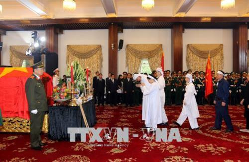 Gia đình viếng nguyên Thủ tướng Phan Văn Khải lần cuối trước lễ truy điệu. Ảnh: Thanh Vũ - TTXVN