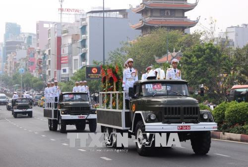 Đoàn xe đưa linh cữu nguyên Thủ tướng Phan Văn Khải đi qua cầu Công Lý. Ảnh: Xuân Dự - TTXVN