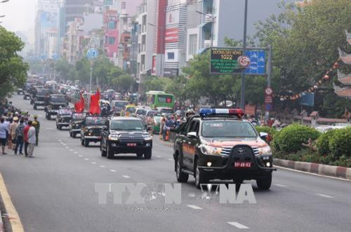 Đoàn xe đưa linh cữu nguyên Thủ tướng Phan Văn Khải đi qua cầu Công Lý (Quận 3, Thành phố Hồ Chí Minh). Ảnh: Xuân Dự - TTXVN