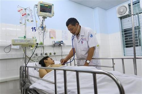 Điều trị cho bệnh nhi bị viêm cơ tim. Ảnh: Đinh Hằng -TTXVN Điều trị cho bệnh nhi bị viêm cơ tim. Ảnh: Đinh Hằng -TTXVN