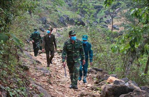 Cán bộ, chiến sĩ Đồn Biên phòng Tổng Cọt trên đường tuần tra, kiểm tra khu vực biên giới. Ảnh: Chu Hiệu - TTXVN.