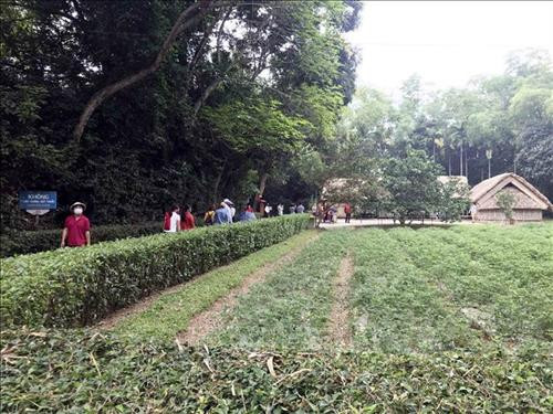 Du khách tham quan tại điểm di tích quê Nội Chủ tịch Hồ Chí Minh. Ảnh: Tá Chuyên - TTXVN Du khách tham quan tại điểm di tích quê Nội Chủ tịch Hồ Chí Minh. Ảnh: Tá Chuyên - TTXVN