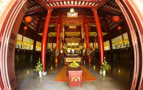 Tháp Điều Ngự trong chùa Thánh Duyên, nơi để vua điều phục và chế ngự tâm. Ảnh: Hồ Cầu - TTXVN Chính điện chùa Thánh Duyên. Ảnh: Hồ Cầu - TTXVN Ngôi chính điện chùa Thánh Duyên. Ảnh: Hồ Cầu - TTXVN Cổng tam quan chùa Thánh Duyên. Ảnh: Hồ Cầu - TTXVN