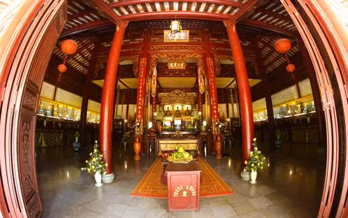 Tháp Điều Ngự trong chùa Thánh Duyên, nơi để vua điều phục và chế ngự tâm. Ảnh: Hồ Cầu - TTXVN Chính điện chùa Thánh Duyên. Ảnh: Hồ Cầu - TTXVN Ngôi chính điện chùa Thánh Duyên. Ảnh: Hồ Cầu - TTXVN Cổng tam quan chùa Thánh Duyên. Ảnh: Hồ Cầu - TTXVN