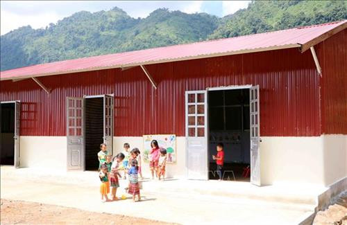 Nhà văn hóa tại điểm bản mới Sáng Tùng đã hoàn thành và đưa vào sử dụng. Nơi đây hiện là chỗ học tạm cho các học sinh mầm non trong thời gian chờ xây trường mới. Ảnh: Công Tuyên-TTXVN Nhà văn hóa tại điểm bản mới Sáng Tùng đã hoàn thành và đưa vào sử dụng. Nơi đây hiện là chỗ học tạm cho các học sinh mầm non trong thời gian chờ xây trường mới. Ảnh: Công Tuyên-TTXVN