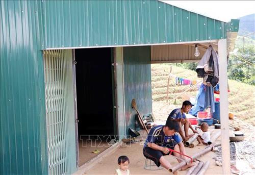 Có nhà mới khang trang, kiên cố, bà con trong bản Sáng Tùng yên tâm lao động sản xuất, phát triển kinh tế, ổn định cuộc sống. Ảnh: Công Tuyên-TTXVN Có nhà mới khang trang, kiên cố, bà con trong bản Sáng Tùng yên tâm lao động sản xuất, phát triển kinh tế, ổn định cuộc sống. Ảnh: Công Tuyên-TTXVN