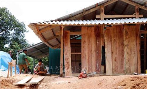 Một số hộ đang tiến hành hoàn thiện nốt việc dựng nhà mới. Ảnh: Công Tuyên-TTXVN Một số hộ đang tiến hành hoàn thiện nốt việc dựng nhà mới. Ảnh: Công Tuyên-TTXVN