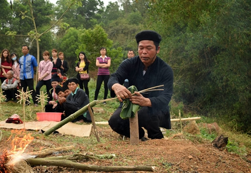 Rửa tay xong, thầy cúng lấy một ít lá chuối buộc vào gốc cây với ý nghĩa bịt mắt thú rừng để chúng không nhìn thấy hạt giống của mình gieo xuống mặt đất