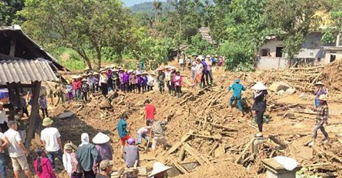 Lực lượng chức năng tìm thấy thi thể chị Thúy cách nơi bị lũ cuốn 50m. Ảnh: vov.vn Lực lượng chức năng tìm thấy thi thể chị Thúy cách nơi bị lũ cuốn 50m. Ảnh: vov.vn