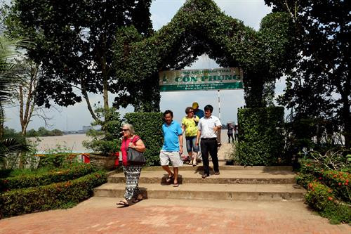 Du khách đến với Bến Tre. Ảnh: Trần Thị Thu Hiền - TTXVN Du khách đến với Bến Tre. Ảnh: Trần Thị Thu Hiền - TTXVN