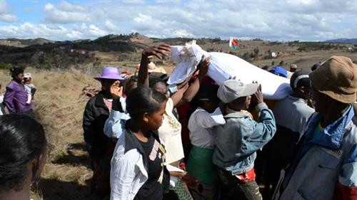 Famadihana là kiểu tang lễ truyền thống của người Malagasy ở Madagascar. 7 năm một lần, người Malagasy lại đào mộ, mang bộ xương của người đã khuất lên và cuốn vào một tấm vải mới. Sau đó, họ vác bộ xương đi vòng quanh làng, vừa đi vừa nhảy múa, ca hát và chơi nhạc. Đây là cách để người dân Malagasy tưởng nhớ đến những người đã khuất. Ảnh: Padri Letah/Youtube. Famadihana là kiểu tang lễ truyền thống của người Malagasy ở Madagascar. 7 năm một lần, người Malagasy lại đào mộ, mang bộ xương của người đã khuất lên và cuốn vào một tấm vải mới. Sau đó, họ vác bộ xương đi vòng quanh làng, vừa đi vừa nhảy múa, ca hát và chơi nhạc. Đây là cách để người dân Malagasy tưởng nhớ đến những người đã khuất. Ảnh: Padri Letah/Youtube.