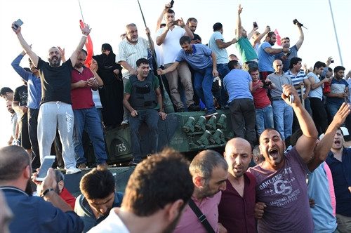 Người dân ủng hộ Chính phủ và Tổng thống chiếm giữ một vị trí của quân đảo chính ở Istanbul ngày 16/7. AFP/ TTXVN