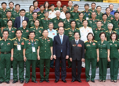 Chủ tịch nước Trần Đại Quang chụp ảnh với các cựu chiến binh, Anh hùng Lực lượng vũ trang nhân dân, Anh hùng Lao động thời kỳ đổi mới, doanh nhân cựu chiến binh tiêu biểu cả nước, chiều 16/7. Ảnh: Nhan Sáng-TTXVN