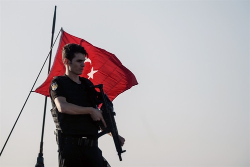 Binh sĩ Chính phủ gác trên cầu Bosphorus sau khi giành quyền kiểm soát Istanbul ngày 16/7. AFP/ TTXVN