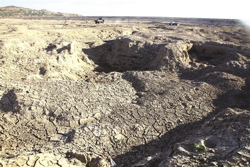 Hồ chứa nước Ông Kinh, xã Nhơn Hải, huyện Ninh Hải (Ninh Thuận) đã cạn kiệt nước từ nhiều tháng nay. Hồ chứa nước Ông Kinh, xã Nhơn Hải, huyện Ninh Hải (Ninh Thuận) đã cạn kiệt nước từ nhiều tháng nay.