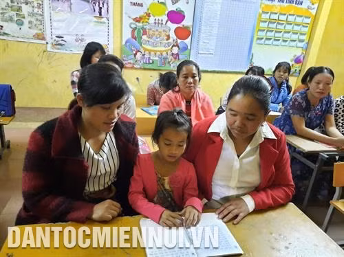 Những bàn tay thô sần vì đã quen cầm cuốc, cầm cày, nay đã biết cầm bút tự viết tên mình. Ảnh: Khiếu Tư Nhiều chị em đưa cả con nhỏ đến lớp cùng học. Ảnh: Khiếu Tư