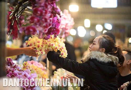 Hà Nội sẽ đẩy mạnh các chính sách hỗ trợ xúc tiến thương mại, tiêu thụ sản phẩm hoa công nghệ cao. Ảnh: Nhật Anh