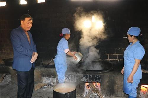 Đoàn lãnh đạo tỉnh Yên Bái kiểm tra công tác chế biến thức ăn cho học sinh tại trường Phổ thông dân tộc bán trú Tiểu học và THCS xã Chế Cu Nha, huyện Mù Cang Chải (Yên Bái) vào ngày 4/1/2019. Ảnh: Đinh Thùy-TTXVN Đoàn lãnh đạo tỉnh Yên Bái kiểm tra công tác chế biến thức ăn cho học sinh tại trường Phổ thông dân tộc bán trú Tiểu học và THCS xã Chế Cu Nha, huyện Mù Cang Chải (Yên Bái) vào ngày 4/1/2019. Ảnh: Đinh Thùy-TTXVN
