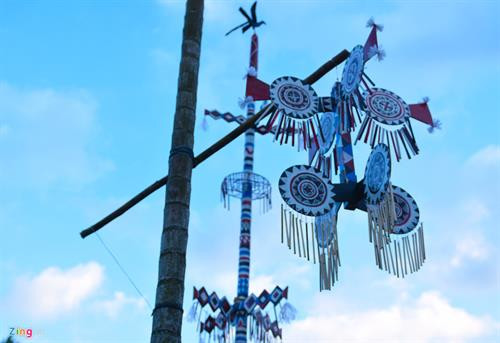 Bản làng thanh bình ở thôn Thọ An, xã Bình An, huyện Bình Sơn (Quảng Ngãi), nơi có làng bích họa độc đáo giữa rừng núi hoang sơ. Nhằm tạo điểm nhấn phát triển du lịch, góp phần cải thiện cuộc sống người dân, huyện Bình Sơn mời nhóm họa sĩ về đi thực địa lấy cảm hứng sáng tác tranh 3D phát sáng ca ngợi tình yêu thiên nhiên, vẻ đẹp truyền thống của đồng bào Cor ở xã Bình An. Bức tranh 3D phát sáng tái hiện không gian hoang sơ thác Tuyền Tung trên bức tường nhà văn hóa thôn Thọ An. Voọc chà vá chân nâu, loài linh trưởng quý hiếm cùng sóc, chim, bướm muôn màu tạo nên bức tranh sống động ở bản làng Bình An. Hoa văn tinh xảo, màu sắc tuyệt đẹp trên cây nêu trong ngày Tết ngã rạ (mừng lúa mới) ở xã Bình An. "Chúng tôi về đây đi khảo sát các dòng suối, ngọn thác, cỏ hoa, chim thú...giữa núi rừng. Anh em ăn ở với dân làng nhiều ngày để lấy cảm hứng vẽ tranh 3D phát sáng tái hiện khung cảnh thiên nhiên hoang sơ và nét đẹp văn hóa truyền thống của đồng bào Cor nơi đây", ông Nguyễn Thanh Tuyên, Trưởng nhóm họa sĩ cho biết. Theo các họa sĩ, dù vùng đất Bình An còn nhiều nghèo khó nhưng đồng bào Cor luôn trân trọng gìn giữ giá trị văn hóa truyền thống, ý thức bảo tồn thiên nhiên núi rừng hoang sơ cho đời sau. Trong ảnh: Phụ nữ Cor gói bánh đót mừng ngày Tết ngã rạ. Ông Tuyên cho rằng, sinh hoạt, giao lưu múa cồng chiêng cùng đồng bào Cor, nhóm họa sĩ đã có nhiều cung bậc cảm xúc đặc biệt về tấm lòng nồng hậu, mộc mạc của dân làng Thọ An. "Đây là chất xúc tác tuyệt vời để chúng tôi hoàn thành những bức tranh thiên nhiên, hồn người sâu lắng giữa núi rừng này", nam họa sĩ tâm sự. Đồng bào dân tộc Cor trong trang phục truyền thống biểu diễn cồng chiêng giữa núi rừng được tái hiện sinh động trên tranh 3D phát sáng ở Thọ An. Các họa sĩ đang hoàn thành bức tranh về khu vườn hoa mai anh đào trên tường nhà dân. Cánh đồng hoa oải hương - Lavender, một trong những loại hoa rất nổi tiếng trên thế giới, đặc biệt là những cánh đồng hoa ở Pháp. Sắc hoa oải hương tím thể hiện tình yêu chung thủy được giới trẻ Việt Nam ưa thích được vẽ trên tường nhà dân nơi đây. Cánh đồng hoa cải nhuộm vàng trên thảo nguyên được tái hiện sống động trên tường nhà dân ở Bình An. Họa sĩ Đỗ Thị Hồng Liên (ngụ TP.HCM), chia sẻ những bức tranh tập trung vào chủ đề cảnh đẹp hoang sơ, hoang dã nơi đây. "Chúng tôi đi khảo sát, ghi lại hình ảnh thực tế 100% trên núi rừng để chuyển tải vào tranh. Nhóm họa sĩ hy vọng những bức tranh 3D phát sáng giới thiệu về phong cảnh thiên nhiên, nét đẹp văn hóa truyền thống của vùng đất này đến với du khách gần, xa ", chị Liên thổ lộ. Những đứa trẻ hồn nhiên bên bức họa 3D phát sáng. Trao đổi với Zing.vn, ông Lý Thọ, Phó chủ tịch UBND huyện Bình Sơn, cho biết địa phương mong muốn mở ra cầu nối đưa du khách đến vùng đất nổi tiếng Thọ An. Do vậy, huyện đã mời nhóm họa sĩ về đây đi khảo sát, tái hiện khung cảnh thiên nhiên hoang sơ, núi rừng lên tranh tạo thêm sản phẩm du lịch. Bức tranh câu cá bên suối Lò To ở thôn Thọ An, xã Bình An. "Địa phương cũng đã lập kế hoạch trồng các loài hoa mai anh đào, phượng tím...; đồng thời phục dựng lại nhà dài (nhà sàn đặc trưng đồng bào Cor), không gian văn hóa cồng chiêng kết nối với tour trải nghiệm tắm suối, thác thúc đẩy phát triển du lịch góp phần cải thiện thu nhập cho người dân nơi đây", ông Thọ nói. Bản làng thanh bình ở thôn Thọ An, xã Bình An, huyện Bình Sơn (Quảng Ngãi), nơi có làng bích họa độc đáo giữa rừng núi hoang sơ. Nhằm tạo điểm nhấn phát triển du lịch, góp phần cải thiện cuộc sống người dân, huyện Bình Sơn mời nhóm họa sĩ về đi thực địa lấy cảm hứng sáng tác tranh 3D phát sáng ca ngợi tình yêu thiên nhiên, vẻ đẹp truyền thống của đồng bào Cor ở xã Bình An. Bức tranh 3D phát sáng tái hiện không gian hoang sơ thác Tuyền Tung trên bức tường nhà văn hóa thôn Thọ An. Voọc chà vá chân nâu, loài linh trưởng quý hiếm cùng sóc, chim, bướm muôn màu tạo nên bức tranh sống động ở bản làng Bình An. Hoa văn tinh xảo, màu sắc tuyệt đẹp trên cây nêu trong ngày Tết ngã rạ (mừng lúa mới) ở xã Bình An. "Chúng tôi về đây đi khảo sát các dòng suối, ngọn thác, cỏ hoa, chim thú...giữa núi rừng. Anh em ăn ở với dân làng nhiều ngày để lấy cảm hứng vẽ tranh 3D phát sáng tái hiện khung cảnh thiên nhiên hoang sơ và nét đẹp văn hóa truyền thống của đồng bào Cor nơi đây", ông Nguyễn Thanh Tuyên, Trưởng nhóm họa sĩ cho biết. Theo các họa sĩ, dù vùng đất Bình An còn nhiều nghèo khó nhưng đồng bào Cor luôn trân trọng gìn giữ giá trị văn hóa truyền thống, ý thức bảo tồn thiên nhiên núi rừng hoang sơ cho đời sau. Trong ảnh: Phụ nữ Cor gói bánh đót mừng ngày Tết ngã rạ. Ông Tuyên cho rằng, sinh hoạt, giao lưu múa cồng chiêng cùng đồng bào Cor, nhóm họa sĩ đã có nhiều cung bậc cảm xúc đặc biệt về tấm lòng nồng hậu, mộc mạc của dân làng Thọ An. "Đây là chất xúc tác tuyệt vời để chúng tôi hoàn thành những bức tranh thiên nhiên, hồn người sâu lắng giữa núi rừng này", nam họa sĩ tâm sự. Đồng bào dân tộc Cor trong trang phục truyền thống biểu diễn cồng chiêng giữa núi rừng được tái hiện sinh động trên tranh 3D phát sáng ở Thọ An. Các họa sĩ đang hoàn thành bức tranh về khu vườn hoa mai anh đào trên tường nhà dân. Cánh đồng hoa oải hương - Lavender, một trong những loại hoa rất nổi tiếng trên thế giới, đặc biệt là những cánh đồng hoa ở Pháp. Sắc hoa oải hương tím thể hiện tình yêu chung thủy được giới trẻ Việt Nam ưa thích được vẽ trên tường nhà dân nơi đây. Cánh đồng hoa cải nhuộm vàng trên thảo nguyên được tái hiện sống động trên tường nhà dân ở Bình An. Họa sĩ Đỗ Thị Hồng Liên (ngụ TP.HCM), chia sẻ những bức tranh tập trung vào chủ đề cảnh đẹp hoang sơ, hoang dã nơi đây. "Chúng tôi đi khảo sát, ghi lại hình ảnh thực tế 100% trên núi rừng để chuyển tải vào tranh. Nhóm họa sĩ hy vọng những bức tranh 3D phát sáng giới thiệu về phong cảnh thiên nhiên, nét đẹp văn hóa truyền thống của vùng đất này đến với du khách gần, xa ", chị Liên thổ lộ. Những đứa trẻ hồn nhiên bên bức họa 3D phát sáng. Trao đổi với Zing.vn, ông Lý Thọ, Phó chủ tịch UBND huyện Bình Sơn, cho biết địa phương mong muốn mở ra cầu nối đưa du khách đến vùng đất nổi tiếng Thọ An. Do vậy, huyện đã mời nhóm họa sĩ về đây đi khảo sát, tái hiện khung cảnh thiên nhiên hoang sơ, núi rừng lên tranh tạo thêm sản phẩm du lịch. Bức tranh câu cá bên suối Lò To ở thôn Thọ An, xã Bình An. "Địa phương cũng đã lập kế hoạch trồng các loài hoa mai anh đào, phượng tím...; đồng thời phục dựng lại nhà dài (nhà sàn đặc trưng đồng bào Cor), không gian văn hóa cồng chiêng kết nối với tour trải nghiệm tắm suối, thác thúc đẩy phát triển du lịch góp phần cải thiện thu nhập cho người dân nơi đây", ông Thọ nói.