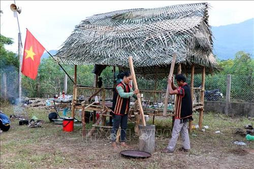 Thi giã gạo bên nhà sàn. Ảnh: Sỹ Thắng – TTXVN Thi giã gạo bên nhà sàn. Ảnh: Sỹ Thắng – TTXVN