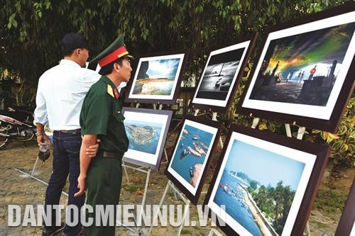 Góc trưng bày triển lãm ảnh về huyện đảo Lý Sơn. Ảnh: Nguyễn Đăng Lâm Hơn 3.000 người xác lập Kỷ lục Việt Nam - số lượng người tạo hình lá cờ Tổ quốc và hát Quốc ca đông nhất trên biển tại Hang Câu, xã An Hải, huyện Lý Sơn. Ảnh: Nguyễn Đăng Lâm Khu vực bãi sau, đảo Bé (còn gọi là đảo An Bình) là đảo lớn thứ hai trong số 3 đảo tại huyện đảo Lý Sơn được đánh giá là đảo có bãi biển đẹp và hoang sơ nhất Lý Sơn. Ảnh: Nguyễn Đăng Lâm