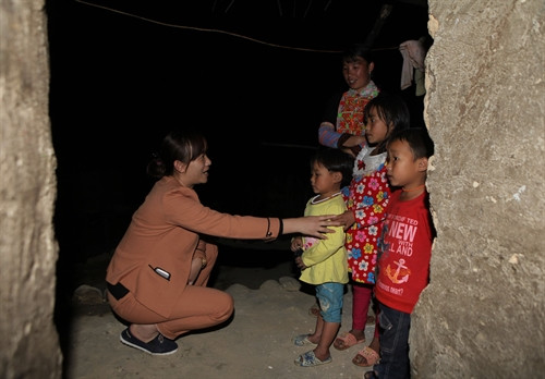 Giáo viên Trường PTDTBT tiểu học Vừ A Dính, xã Dào San, huyện Phong Thổ đến vận động học sinh ra lớp tại bản San Cha. Giáo viên Trường PTDTBT tiểu học Vừ A Dính, xã Dào San, huyện Phong Thổ đến vận động học sinh ra lớp tại bản San Cha.