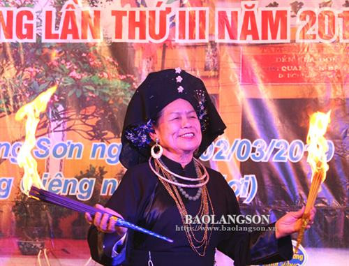 Nghệ nhân ưu tú Tạ Thị Bích Lộc, Trưởng Ban Quản lý di tích Đền Cửa Đông, thành phố Lạng Sơn trong một giá hầu. Ảnh: baolangson.vn