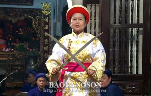 Nghệ nhân ưu tú Tạ Thị Bích Lộc thực hành giá Quan lớn đệ Tam tại đền Cửa Đông. Ảnh: baolangson.vn