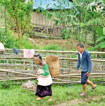 Một nghi lễ trong Lễ mừng cơm Mới của người Mảng. Ảnh: internet Một nghi lễ trong Lễ mừng cơm Mới của người Mảng. Ảnh: internet