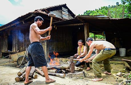 Nghề rèn được người Xơ Đăng truyền qua nhiều thế hệ Nghề rèn được người Xơ Đăng truyền qua nhiều thế hệ