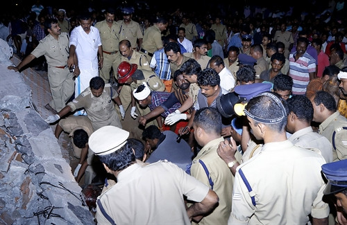 Lực lượng chức năng Ấn Độ triển khai công tác cứu hộ sau vụ hỏa hoạn ở đền Puttingal ngày 10/4. AFP/TTXVN